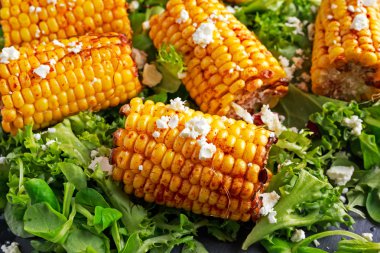 Lezzetli fırında Mısır pişmiş beyaz peynir, kırmızı biber, limon, sebze ile.