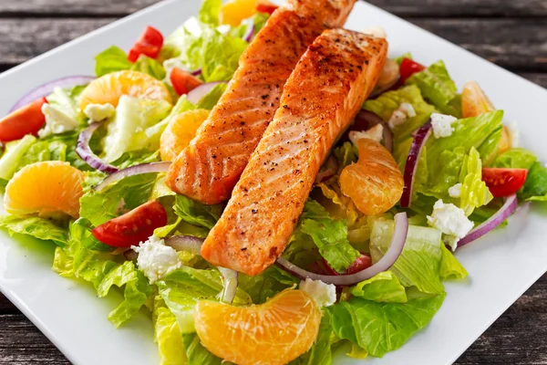 Salada de salmão de laranja fresca com mel, tomates, cebola, tangerina. conceito de alimentação saudável . — Fotografia de Stock