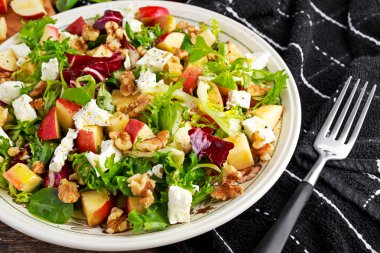 Light Fresh ev yapımı elma salatası cevizli, sebzeli, peynirli