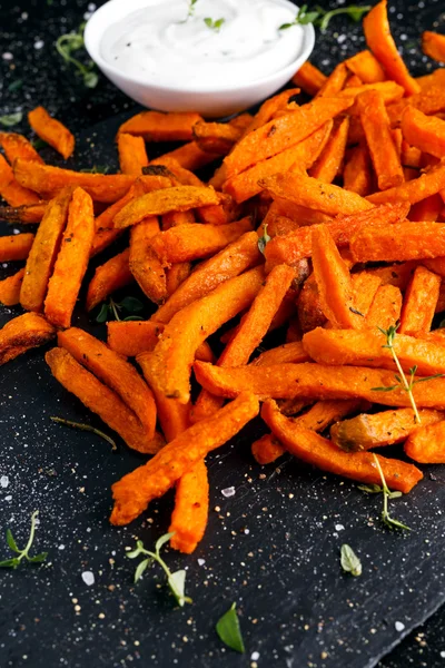 Gezonde zelfgemaakte gebakken Orange Sweet Potato Fries met verse room duik souce, kruiden, zout en peper. — Stockfoto