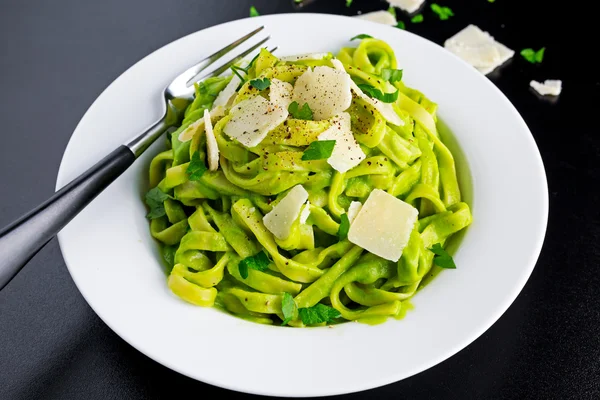 Tagliatelle pasta med spenat, avokado och parmigiano ost, örter i vit platta. begreppet hälsosam mat — Stockfoto
