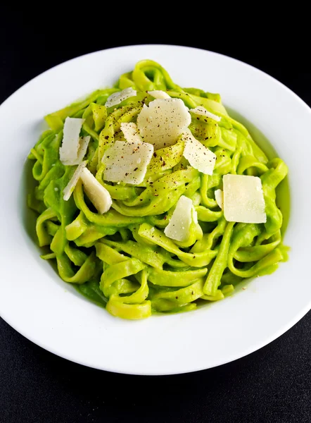 Tagliatelle con spinaci, avocado e parmigiano, erbe aromatiche in piatto bianco. concetto di cibo sano — Foto Stock