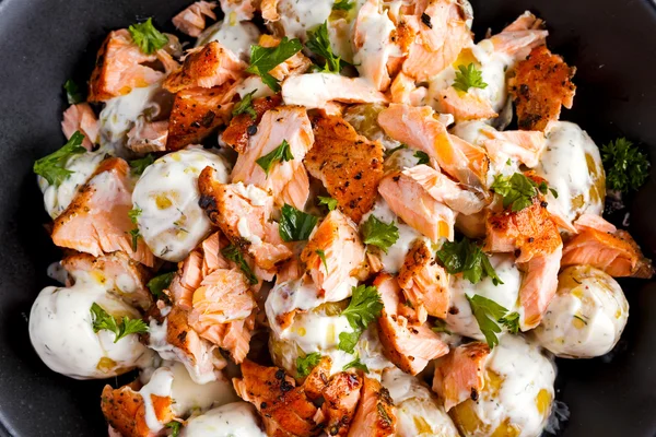 Salmon and young potato warm salad with a lemony yogurt dressing — Stock Photo, Image