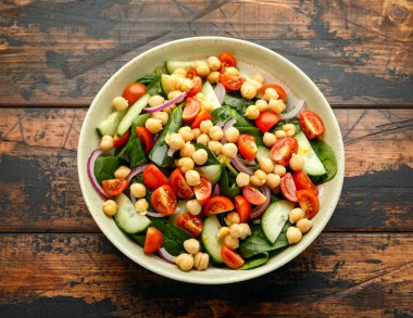 Domatesli nohut salatası, salatalık, kırmızı soğan ve yeşillik. Beslenme yemeği. Vegan salatası.