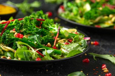 Brokoli ve yumurtalı erişte Asya usulü vejetaryen salatası kavrulmuş çam fıstığı ve nar tohumlu.