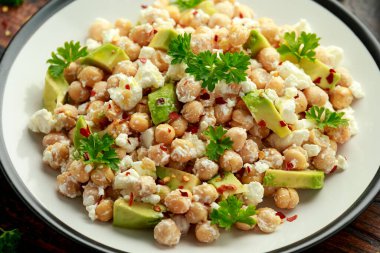 Peynirli nohut salatası, avokado ve otlar. sağlıklı yiyecekler
