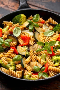 Sebzeli Fusilli makarna, brokoli, kabak, kırmızı biber, patlıcan ve fesleğen.