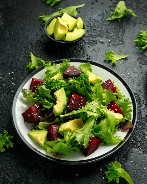 Vegetarische avocado en bietensalade op schaal. Gezond veganistisch voedsel — Stockfoto