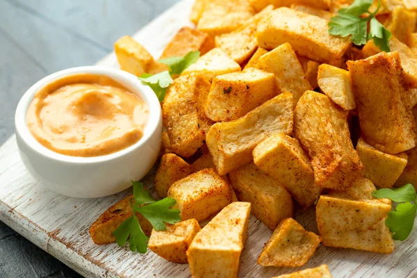 Patatas bravas tradicional espanhol batatas lanche tapas na tábua de madeira branca — Fotografia de Stock