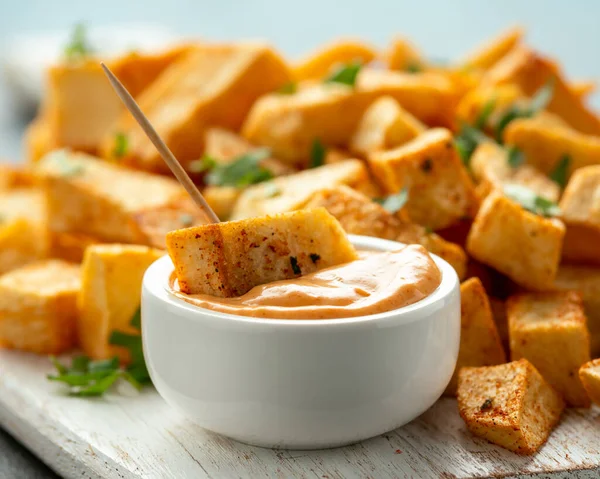 Patatas bravas tradicionales papas españolas snack tapas sobre tabla de madera blanca —  Fotos de Stock