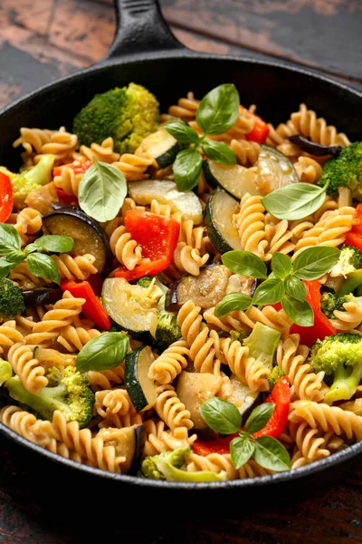 Makaron Fusilli z warzywami, brokułami, cukinią, czerwoną papryką, bakłażanem i bazylią — Zdjęcie stockowe