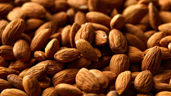 Peeled almonds nuts closeup. healthy vegetarian and vegan food — Stock Photo, Image