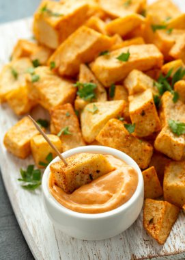 Patatas bravas geleneksel İspanyol patatesleri beyaz tahta üzerinde atıştırmalık tapas