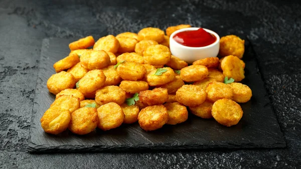 Mini hash browns, brambory plátky křupavé zlaté brambory podávané s papričkami jalapeno namočenými v kečupu — Stock fotografie