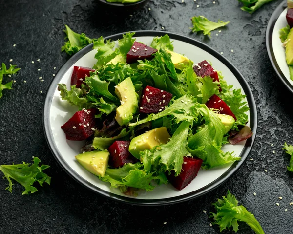 Vegetarische avocado en bietensalade op schaal. Gezond veganistisch voedsel — Stockfoto