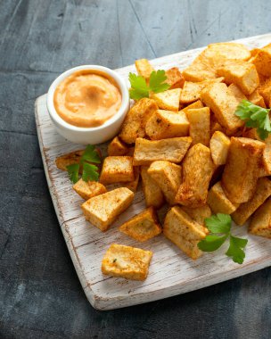 Patatas bravas geleneksel İspanyol patatesleri beyaz tahta üzerinde atıştırmalık tapas