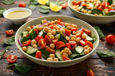 Domatesli nohut salatası, salatalık, kırmızı soğan ve yeşillik. Beslenme yemeği. Vegan salatası.