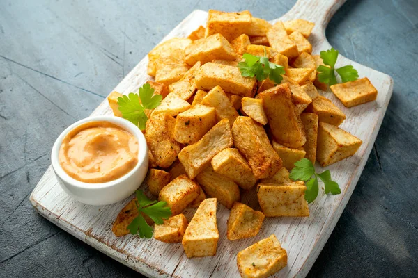 Patatas bravas tradicional espanhol batatas lanche tapas na tábua de madeira branca — Fotografia de Stock