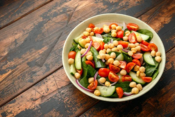 Kikärtsallad med tomat, gurka, rödlök och gröna grönsaker. Dietmat. Vegansk sallad. — Stockfoto