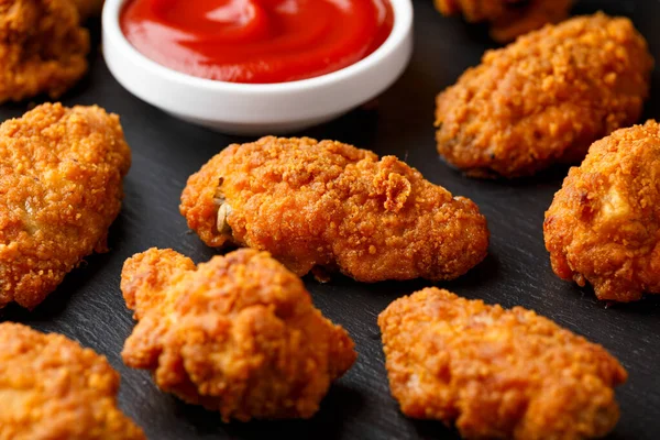 Ali di pollo fritte piccanti con ketchup su tavola di pietra — Foto Stock