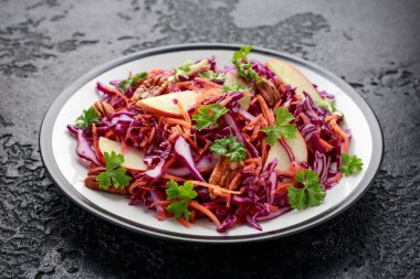 Havuçlu, elmalı ve cevizli kırmızı lahana salatası. Sağlıklı vejetaryen yemekleri