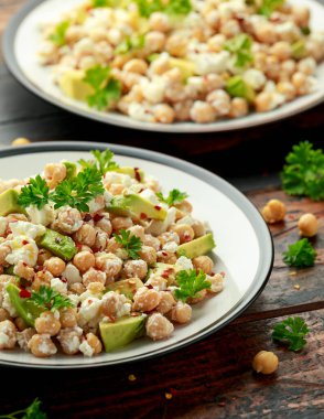Peynirli nohut salatası, avokado ve otlar. sağlıklı yiyecekler