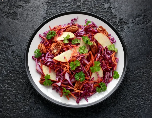 Салат з червоної капусти з морквою, яблуками та горіхами капусти. Здорова веганська їжа — стокове фото