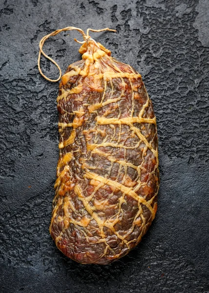 Salami de viande de bœuf séché en boyau de peau naturelle — Photo