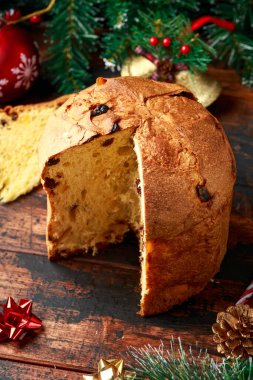 Süslü, hediyeli Noel pastası, ahşap kırsal masada yeşil ağaç dalı.