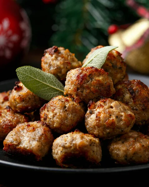 Kerst Varkensvlees vulling gehaktballen met salie en ui. decoratie, geschenken, groene boomtak op houten rustieke tafel — Stockfoto