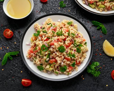 Domates, salatalık, kırmızı soğan, bulgur ve maydanozlu Tabbouleh salatası. Sağlıklı vejetaryen yemekleri
