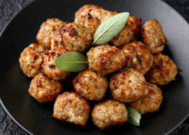 Köfteleri adaçayı ve soğanla doldurup siyah tabağa koyuyorlar.