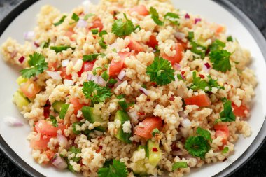 Domates, salatalık, kırmızı soğan, bulgur ve maydanozlu Tabbouleh salatası. Sağlıklı vejetaryen yemekleri