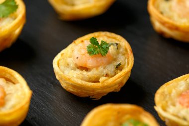 Mini parti Balık Turtası Köy taşından yapılmış karidesli.