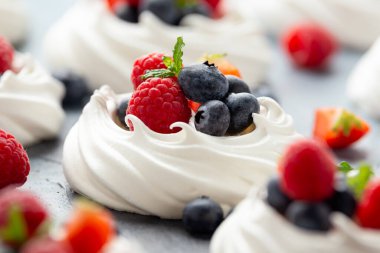 Meringue yuvası mini pavlova keki taze çilekli böğürtlen ahududu ve sağlıklı çöl için naneli