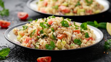 Domates, salatalık, kırmızı soğan, bulgur ve maydanozlu Tabbouleh salatası. Sağlıklı vejetaryen yemekleri