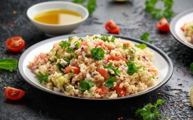 Domates, salatalık, kırmızı soğan, bulgur ve maydanozlu Tabbouleh salatası. Sağlıklı vejetaryen yemekleri
