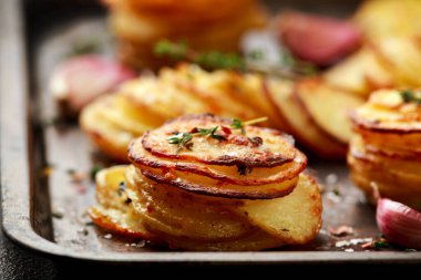 Parmesanlı peynirli ve otlu kızarmış patates yığını.