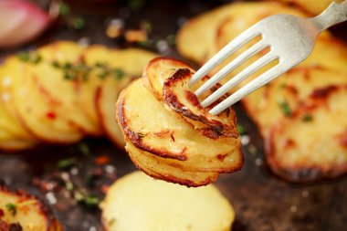 Parmesanlı peynirli ve otlu kızarmış patates yığını.