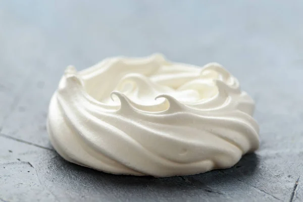 Meringue blanche sucrée sur vieille table rustique — Photo