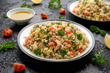 Domates, salatalık, kırmızı soğan, bulgur ve maydanozlu Tabbouleh salatası. Sağlıklı vejetaryen yemekleri