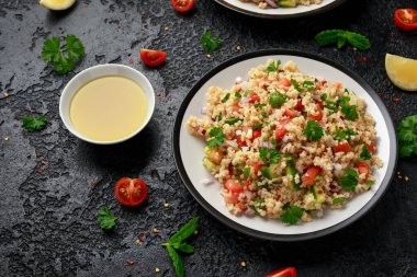 Domates, salatalık, kırmızı soğan, bulgur ve maydanozlu Tabbouleh salatası. Sağlıklı vejetaryen yemekleri