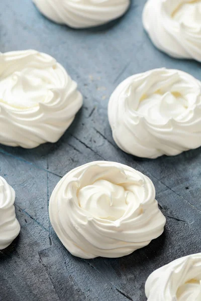 Zoete witte meringue op oude rustieke tafel — Stockfoto