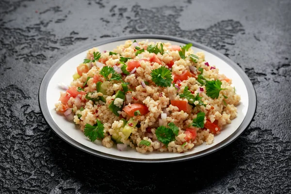 Salată de tabbouleh cu roșii, castraveți, ceapă roșie, bulgur și pătrunjel. Alimente vegane sănătoase — Fotografie, imagine de stoc