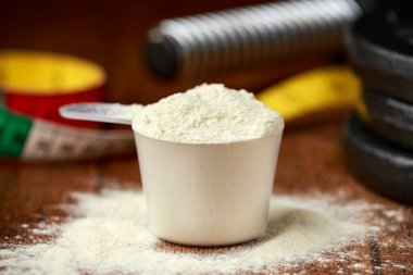 Koyu kırsal zeminde bir kepçe Protein tozu. Spor beslenmesi.