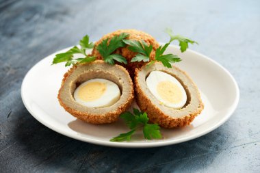 Maydanozlu bir tabakta İskoç yumurtası.