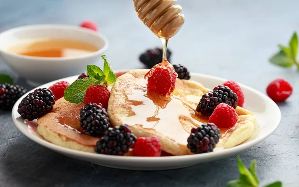 Petit déjeuner du matin Crêpes aux baies fraîches et miel. Aliments sains — Photo