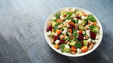 Beyaz kasede pancar, avokado, ceviz ve peynirli sağlıklı tereyağlı ezme salatası