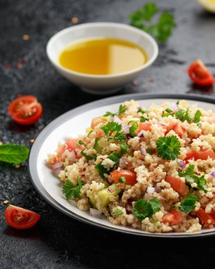 Domates, salatalık, kırmızı soğan, bulgur ve maydanozlu Tabbouleh salatası. Sağlıklı vejetaryen yemekleri