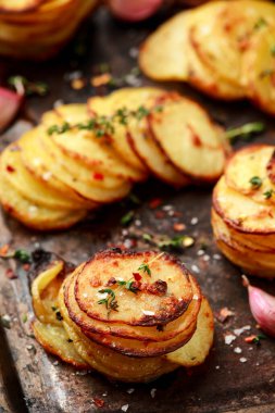 Parmesanlı peynirli ve otlu kızarmış patates yığını.
